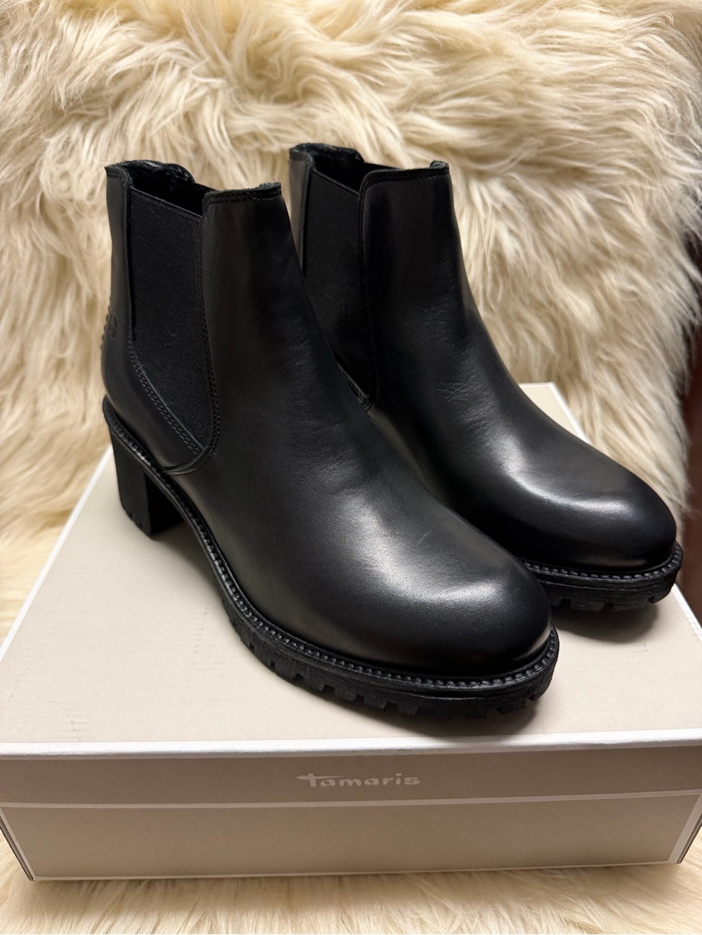 NWT tamaris Leather Chelsea Block Heel Ankle Boots made in Portuguese.size 9